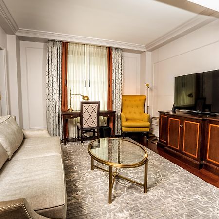 Intercontinental New York Barclay Hotel By Ihg Luaran gambar A living room at the Waldorf Astoria Chengdu