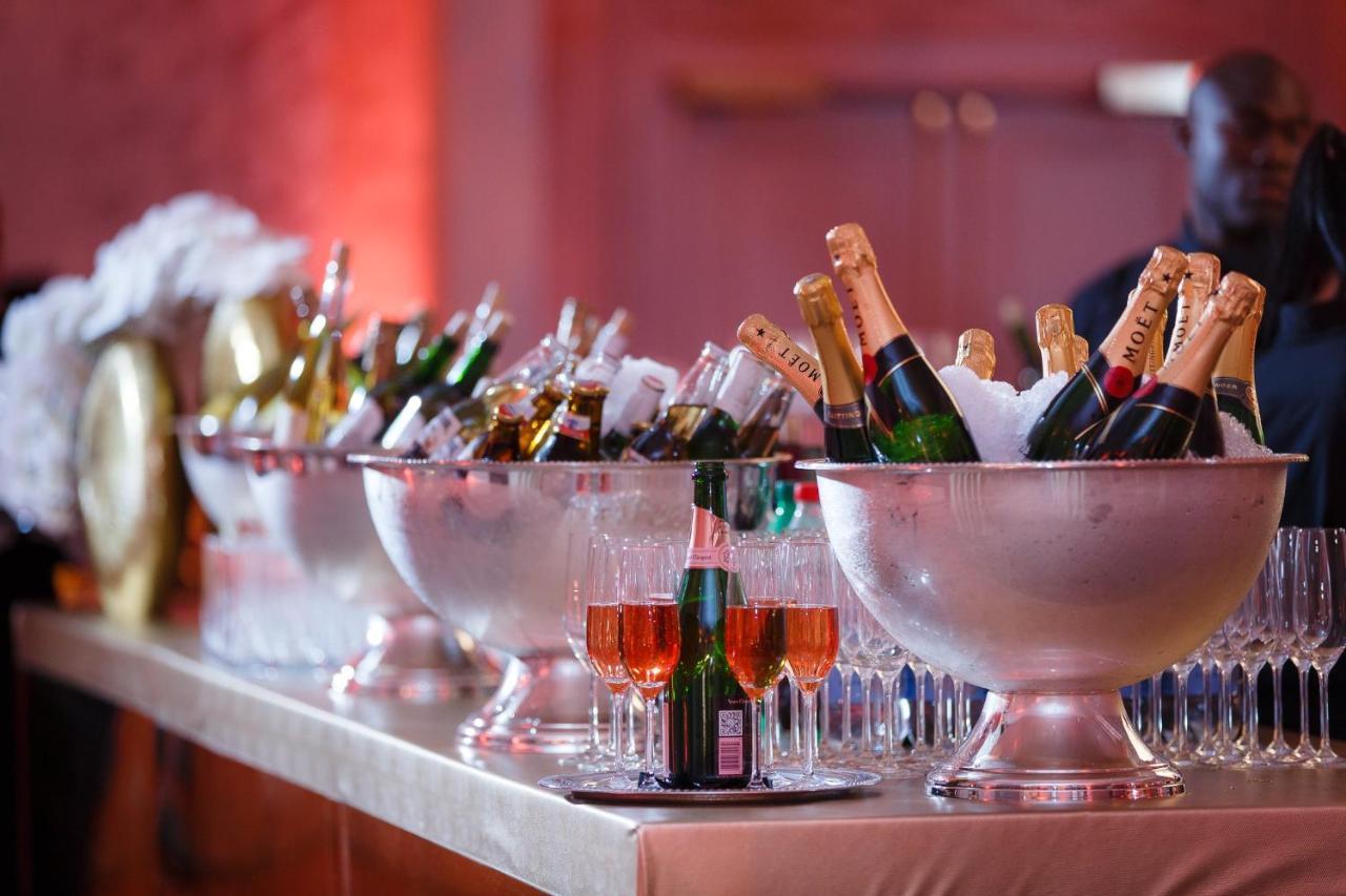 Intercontinental New York Barclay Hotel By Ihg Luaran gambar Champagne bottles in a champagne cooler