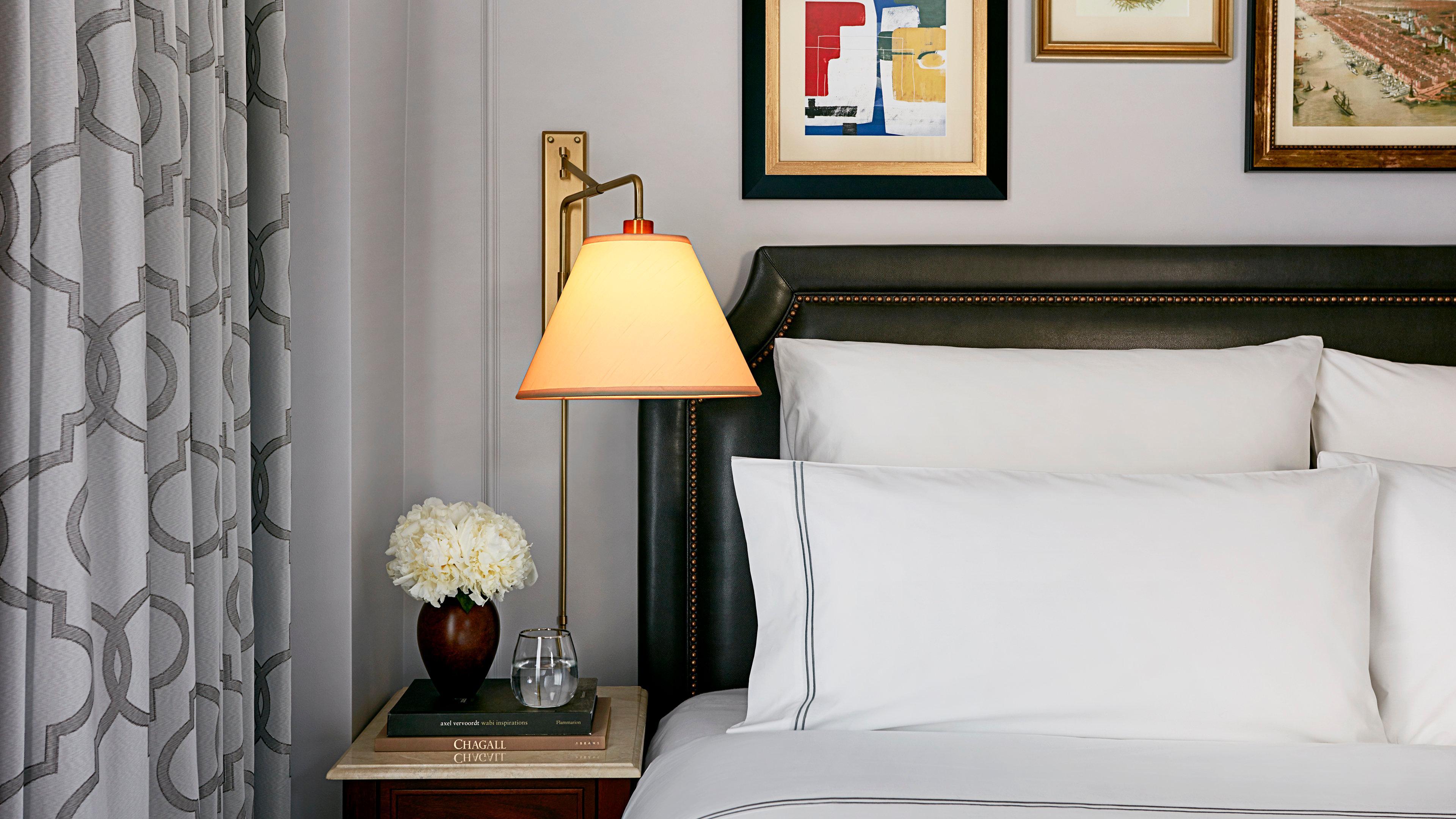 Intercontinental New York Barclay Hotel By Ihg Luaran gambar A lamp on a bedside table