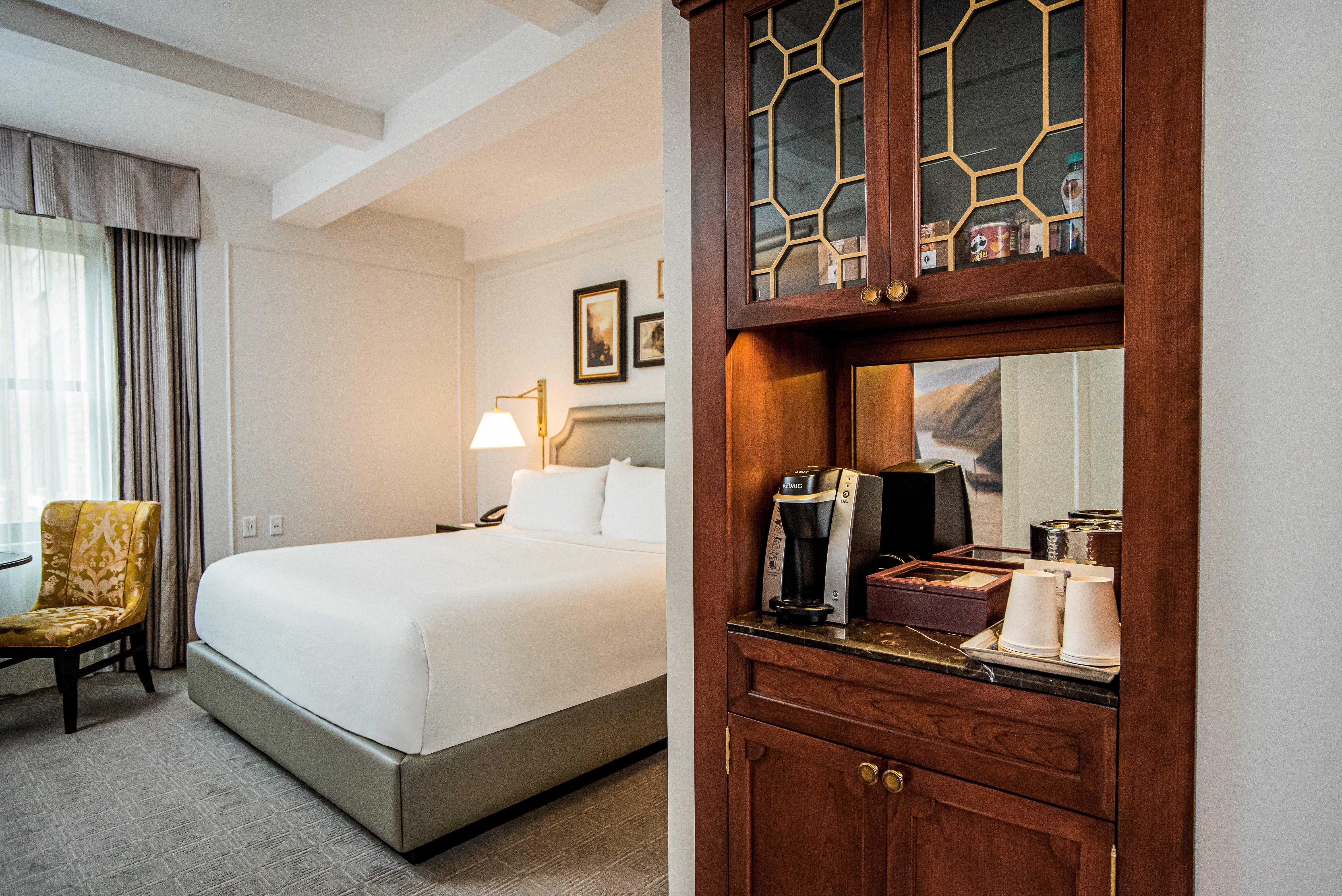 Intercontinental New York Barclay Hotel By Ihg Luaran gambar A coffee station in a hotel room