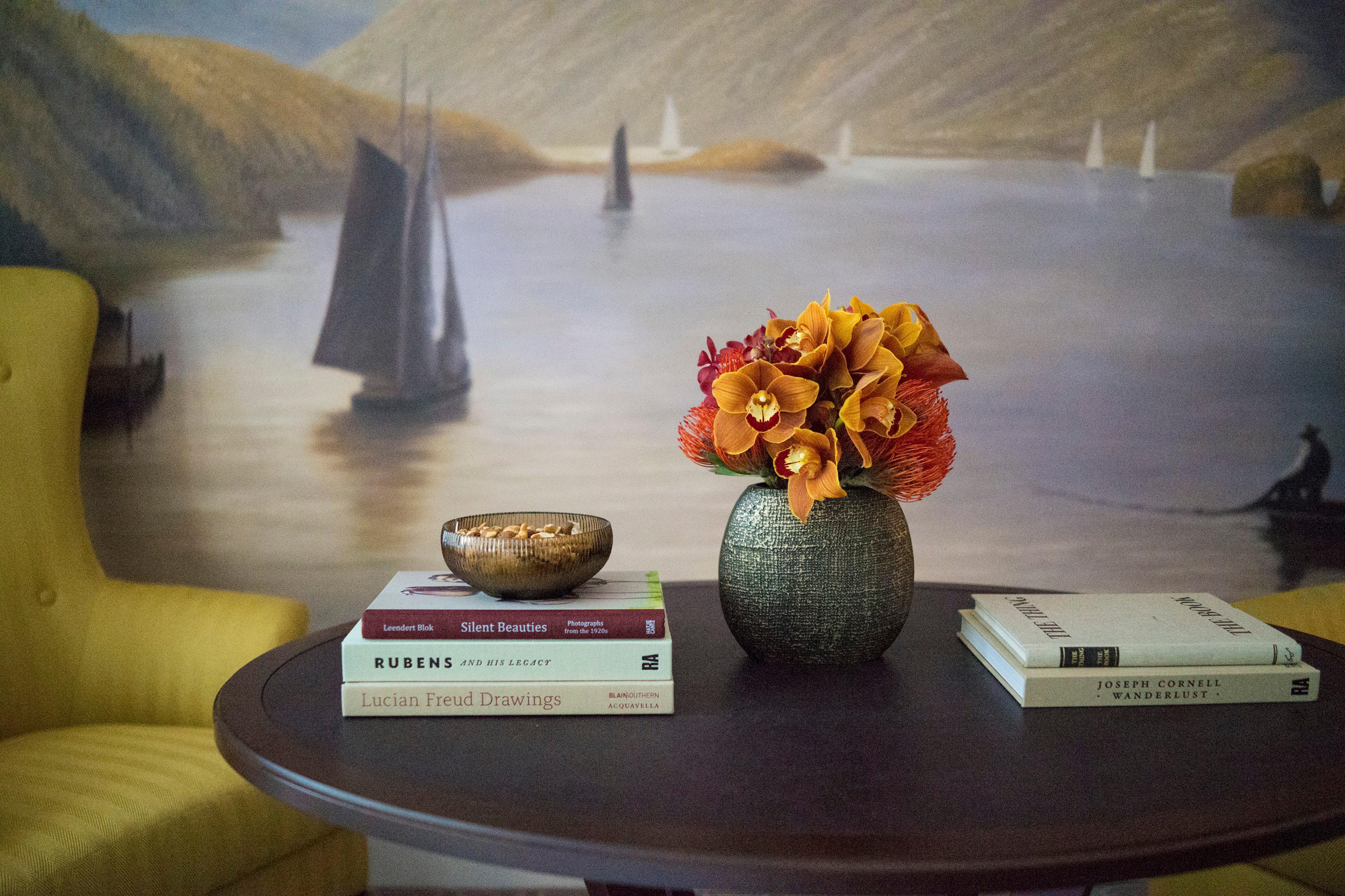 Intercontinental New York Barclay Hotel By Ihg Luaran gambar A table with a flower arrangement