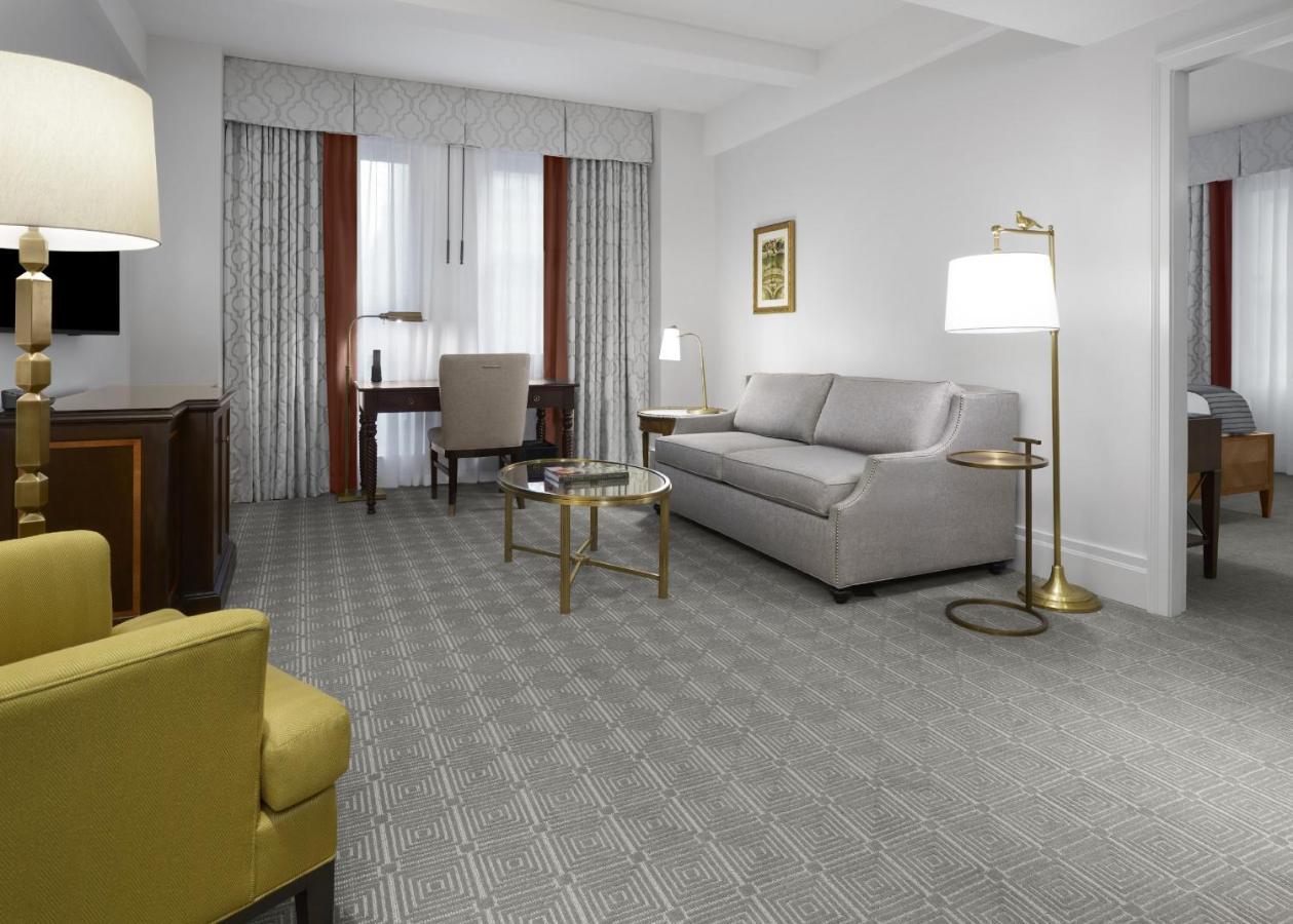 Intercontinental New York Barclay Hotel By Ihg Luaran gambar A suite at the Waldorf Astoria Chicago